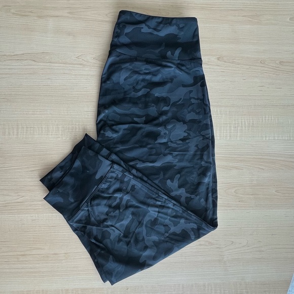 NWOT cropped jogger camo black and gray medium - Picture 4 of 6
